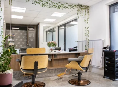 kaderníctvo košice - kolor studio salón: "interiér kolor studio salónu, kde sa uskutočňujú premeny na balayage a mikromelír, farbenie vlasov, keratin." najlepśie kaderníctvo v košiaciach s prakovaním priamo pri salóne.